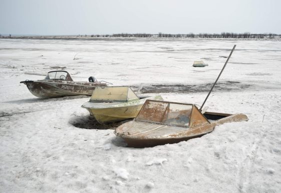 photographie de barques dans la neige par la photographe Claudine Doury
