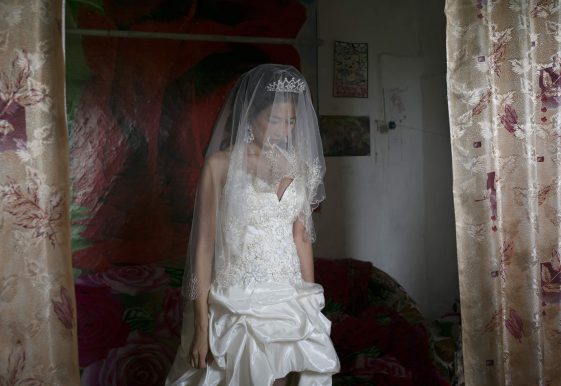 Photographie d'une mariée qui avance avec sa robe par la photographe Claudine Doury