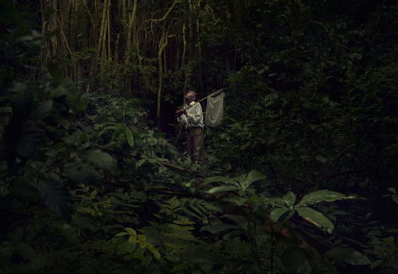 homme dans la forêt, image de la série Amani par evgenia arbugaeva