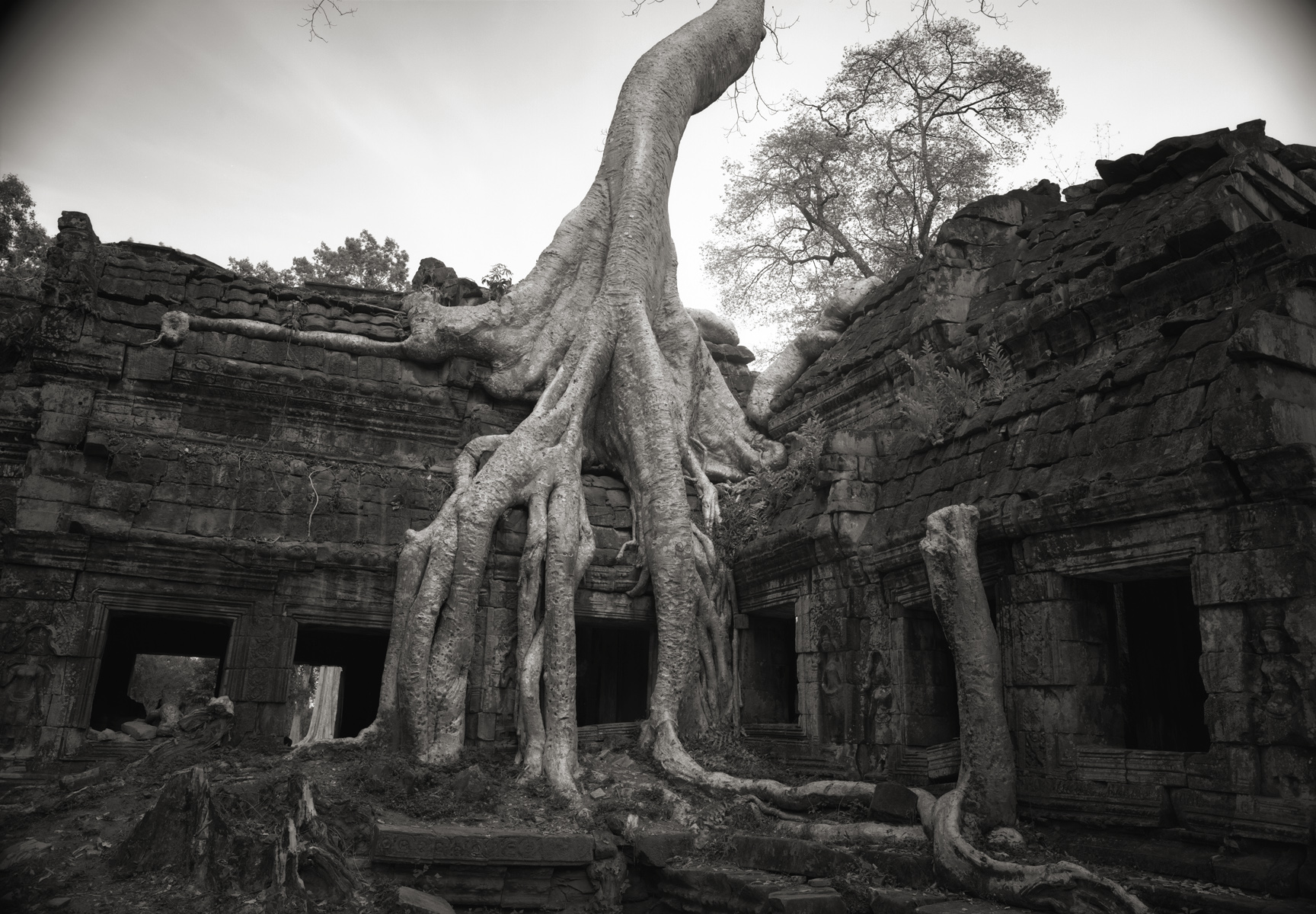 kenro-izu-sacred-places-in-camera-galerie