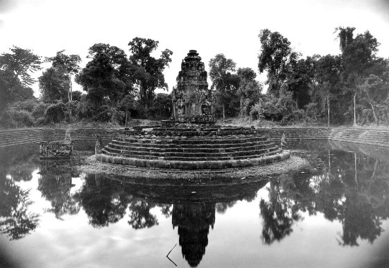 kenro-izu-sacred-places-in-camera-galerie