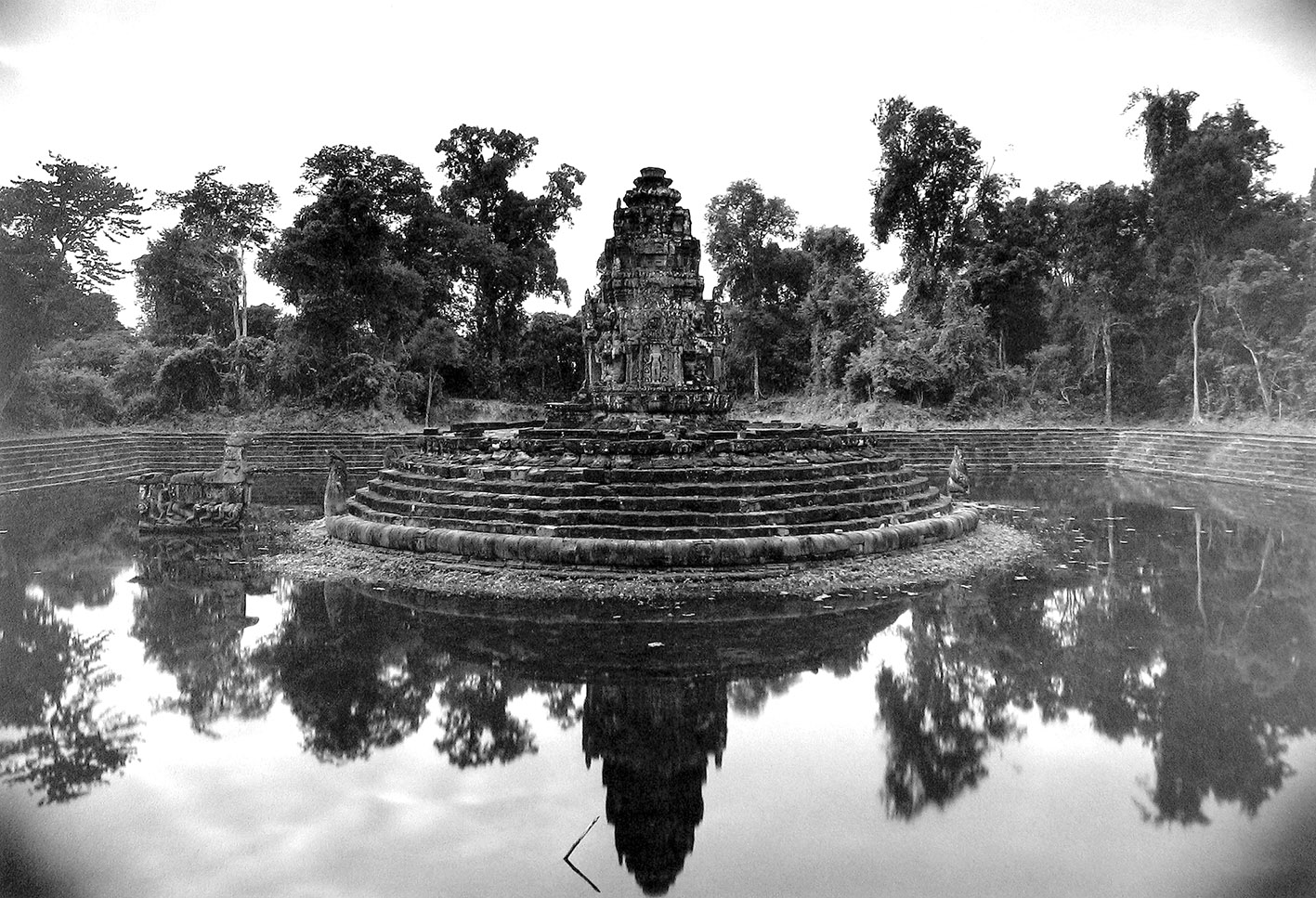 kenro-izu-sacred-places-in-camera-galerie